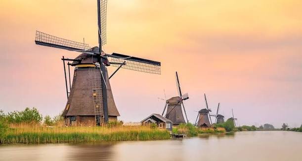 Exploring the Famous Windmills of Kinderdijk From Amsterdam